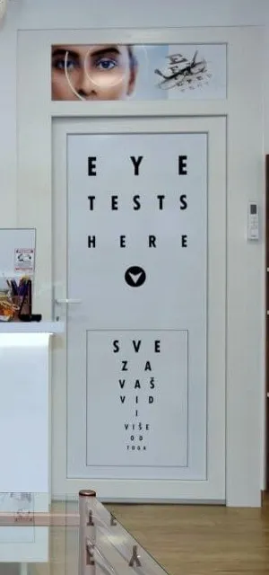 Vrata pregledne sobe s natpisima Eye Tests Here i Sve za vaš vid
