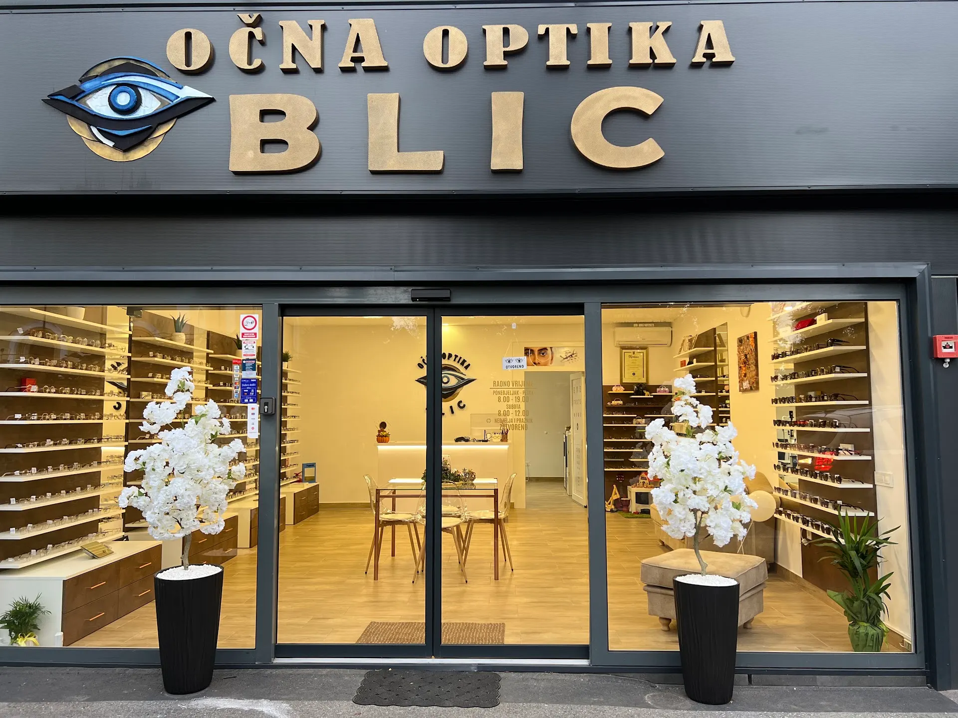 Fasada Očne optike Blic na Trgu hrvatskih Ivanovaca — zlatni natpis i pogled u topli interijer