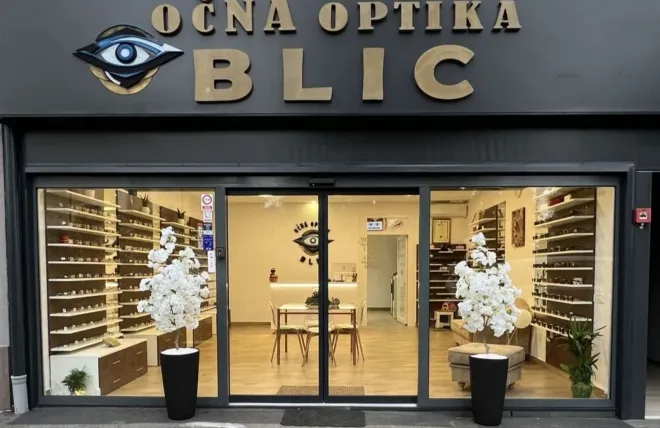 Večernji pogled na izlog optike sa zlatnim natpisom